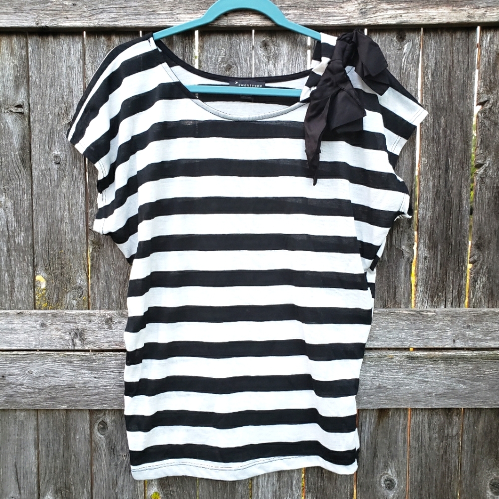 Forever 21 black & white striped short sleeve top sz small in great condition